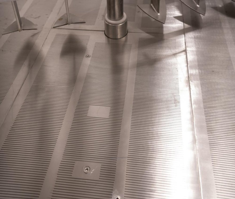 啤酒設(shè)備過(guò)濾罐內(nèi)的濾板被耕刀刮起是怎么回事？