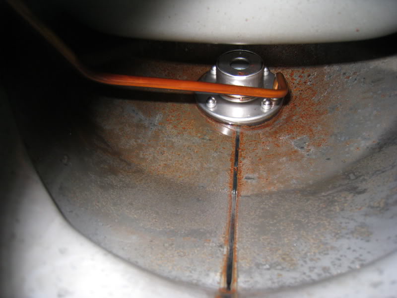 為什么有的不銹鋼的啤酒設(shè)備卻生銹了？怎么處理？