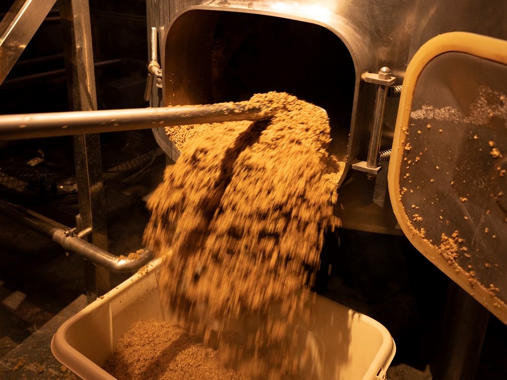 如何將釀酒產(chǎn)生的污水污物變廢為寶？